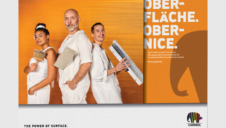 Drei Personen in weißen Maler-Overalls stehen nebeneinander und halten Malerwerkzeuge vor einem orangefarbenen Hintergrund mit dem Text OBER-FLÄCHE. OBER-NICE. und einem Caparol-Logo unten rechts.
