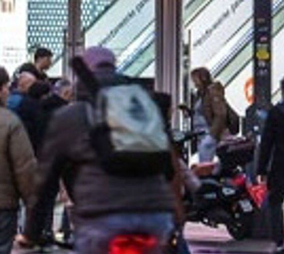 Eine Person auf einem Motorrad mit einem Rucksack.