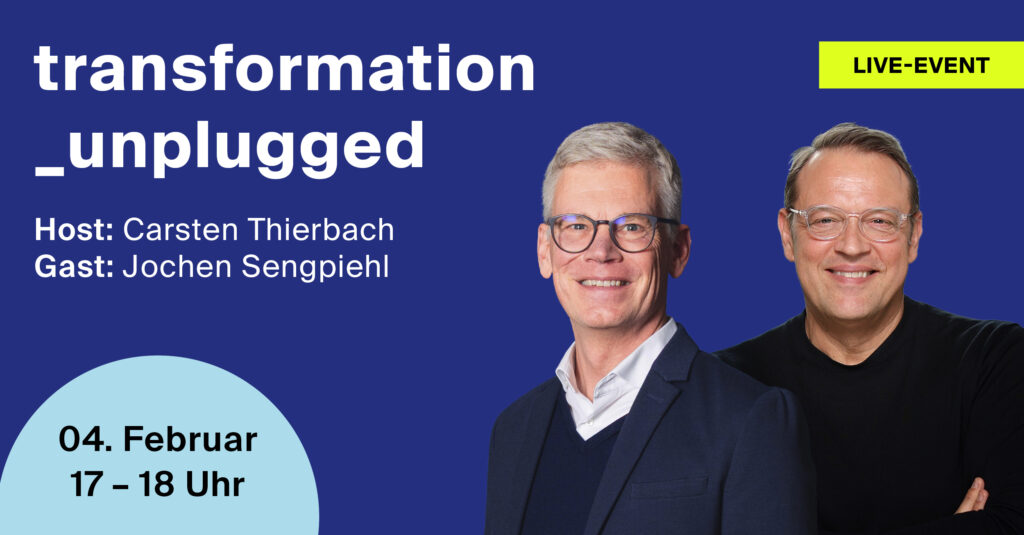 Zwei lächelnde Männer stehen nebeneinander vor einem blauen Hintergrund. Der Text lautet: transformation_unplugged. Gastgeber: Carsten Thierbach. Gast: Jochen Sengpiehl. Erarbeitung von Zukunftsstrategie. LIVE-EVENT. 04. Februar 17-18 Uhr.