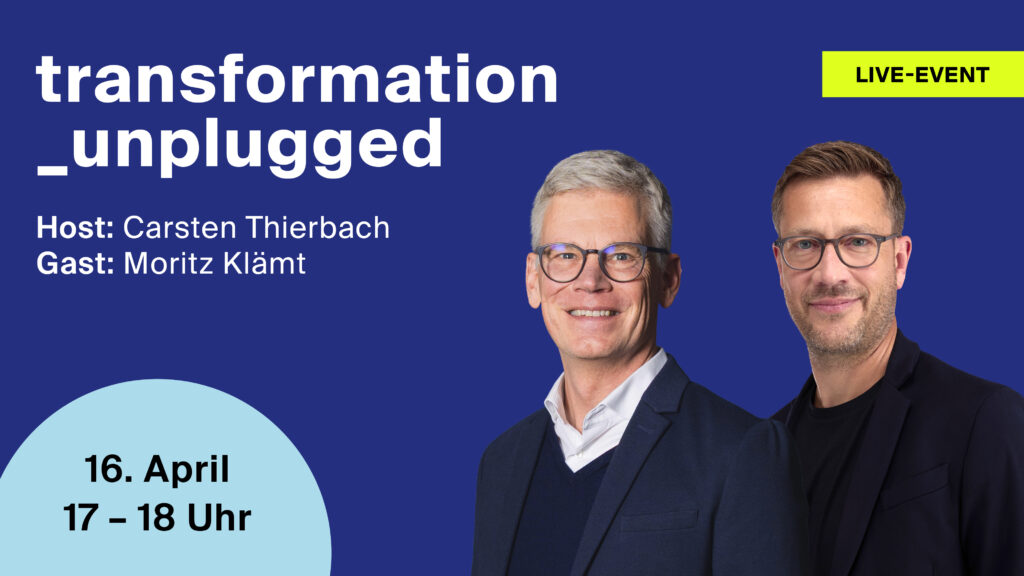 Zwei Männer in Anzügen lächeln in die Kamera vor einem blauen Hintergrund. Der Text lautet: transformation_unplugged. Moderator: Carsten Thierbach. Gast: Moritz Klämt. 16. April 17-18 Uhr. In einem gelben Kasten steht LIVE-EVENT.