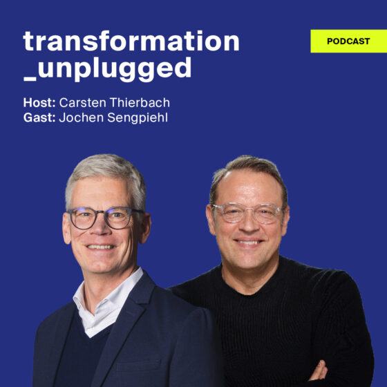 Zwei lächelnde Männer, Carsten Thierbach und Jochen Sengpiehl, stehen vor einem blauen Hintergrund, neben dem der Podcast-Titel „transformation_unplugged“ sowie ihre Namen zu sehen sind. In der oberen rechten Ecke ist ein gelbes „PODCAST“-Etikett zu sehen.