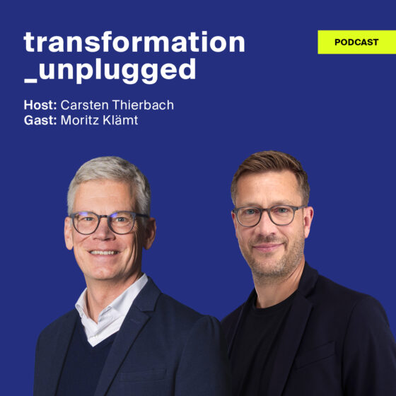 Vor einem einfarbigen blauen Hintergrund stehen zwei lächelnde Männer mit Brille und in Business-Kleidung. Der Text lautet: transformation_unplugged. Moderator: Carsten Thierbach. Gast: Moritz Klämt. In der oberen rechten Ecke befindet sich ein gelbes „PODCAST“-Logo.