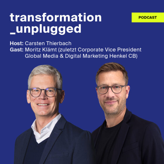 Vor einem einfarbigen blauen Hintergrund stehen zwei lächelnde Männer mit Brille und in Business-Kleidung. Der Text lautet: transformation_unplugged. Moderator: Carsten Thierbach. Gast: Moritz Klämt. In der oberen rechten Ecke befindet sich ein gelbes „PODCAST“-Logo.