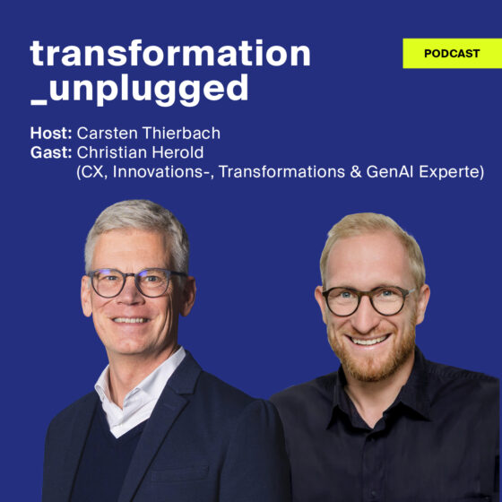 Zwei Männer, Carsten Thierbach und Christian Herold, lächeln vor einem blauen Hintergrund. Der Text lautet „transformation_unplugged“ und enthält ihre Namen und Funktionen; außerdem ist in der oberen rechten Ecke ein gelbes Etikett mit der Aufschrift „PODCAST“ zu sehen.
