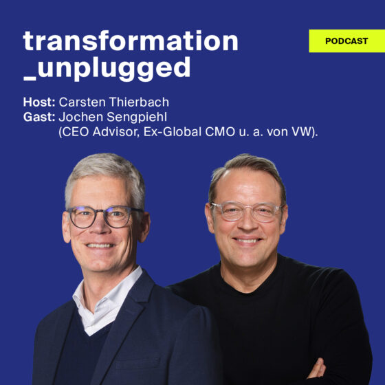 Zwei lächelnde Männer, Carsten Thierbach und Jochen Sengpiehl, stehen vor einem blauen Hintergrund, neben dem der Podcast-Titel „transformation_unplugged“ sowie ihre Namen zu sehen sind. In der oberen rechten Ecke ist ein gelbes „PODCAST“-Etikett zu sehen.