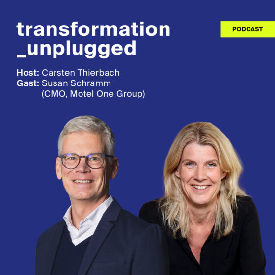 Vor einem blauen Hintergrund stehen zwei lächelnde Personen: ein Mann mit Brille und eine Frau mit blonden Haaren. Ein Text stellt den Podcast „transformation_unplugged“ vor, mit Moderator Carsten Thierbach und Gast Susann Schramm.