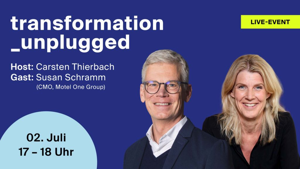 Auf einem blauen Veranstaltungsplakat für „transformation_unplugged“, das am 2. Juli von 17 bis 18 Uhr stattfindet und bei dem Carsten Thierbach als Moderator und Susan Schramm als Gast auftreten, sind zwei lächelnde Personen zu sehen: ein Mann im Anzug und mit Brille sowie eine Frau in schwarzer Kleidung.