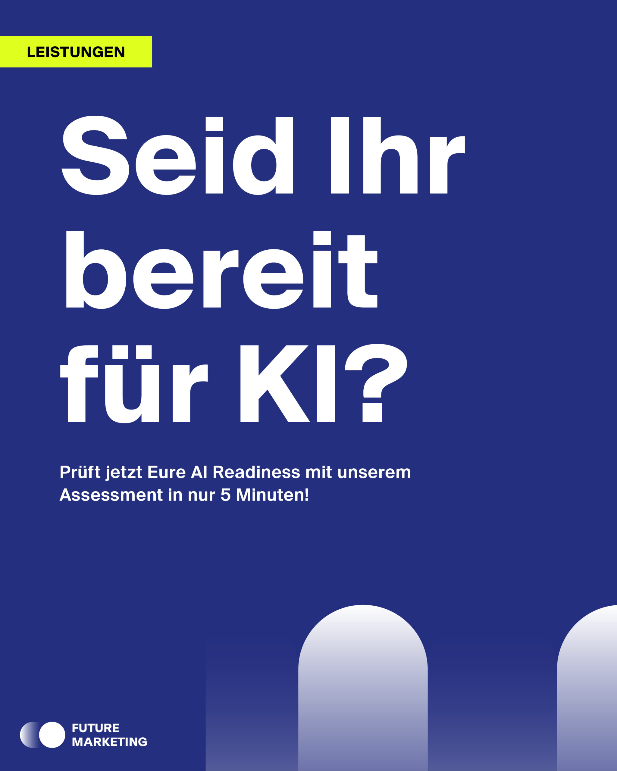 Blaues Plakat mit großem weißem Text: Seid Ihr bereit für KI? Kleinerer Text: Testet jetzt Eure KI-Readiness mit unserem Online-Check in nur 5 Minuten! Entdeckt hilfreiche Downloads für weitere Informationen. Außerdem sind Logos und das Label „LEISTUNGEN“ zu sehen.