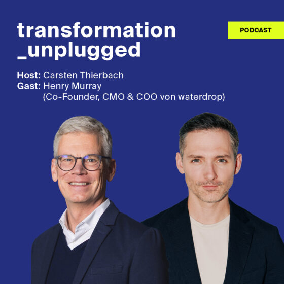 Zwei Männer in Geschäftskleidung stehen vor einem blauen Hintergrund, auf dem in weißer und gelber Schrift Details zum Podcast „transformation_unplugged“ zu sehen sind. Zu sehen sind Moderator Carsten Thierbach und Gast Henry Murray von waterdrop.