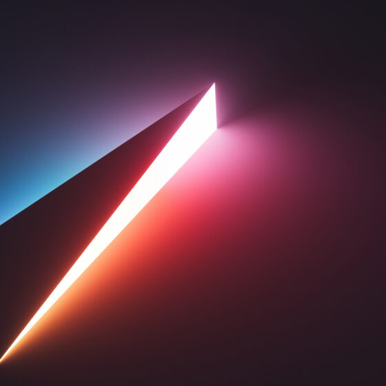 Ein strahlendes, diagonal verlaufendes weißes Licht durchdringt eine dunkle Oberfläche und erzeugt auf beiden Seiten einen Farbverlauf aus Blau-, Violett- und Rosatönen – ein abstraktes, futuristisches digitales Kunstwerk, das vom „Marketing 2030 Reference Model“ inspiriert ist, einer fantasievollen Vision des Marketings der Zukunft.
