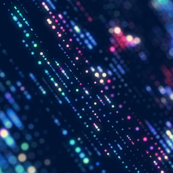 Bunte, verschwommene Punkte und Linien bilden ein digitales Muster auf dunklem Hintergrund, das an Datenströme, Code oder futuristische Technologie erinnert. Inspiriert vom „Marketing 2030 Reference Model“ vermitteln die Neonlichter ein Gefühl von Bewegung und Tiefe und fangen den pulsierenden Rhythmus des Marketings der Zukunft ein.