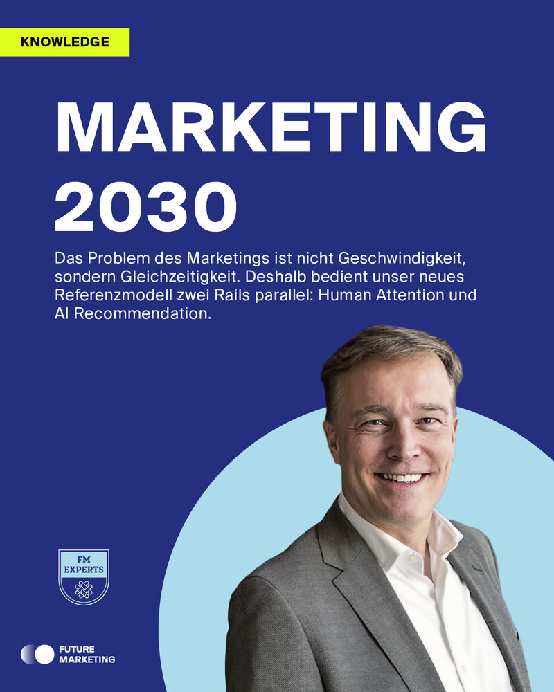 Ein Mann, der vor einem MARKETING 2030-Poster lächelt, auf dem ein Text über menschliche Aufmerksamkeit und KI-Empfehlungen zu sehen ist, flankiert von den Logos von FM Experts und Future Marketing.